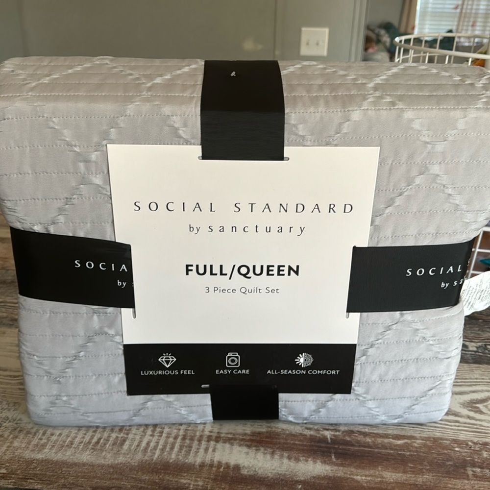 Social standard by sanctuary full/queen 3 piece quilt set